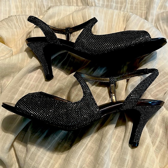 ✨Kelly & Katie Sparkling Princess Heels✨ - Picture 4 of 10